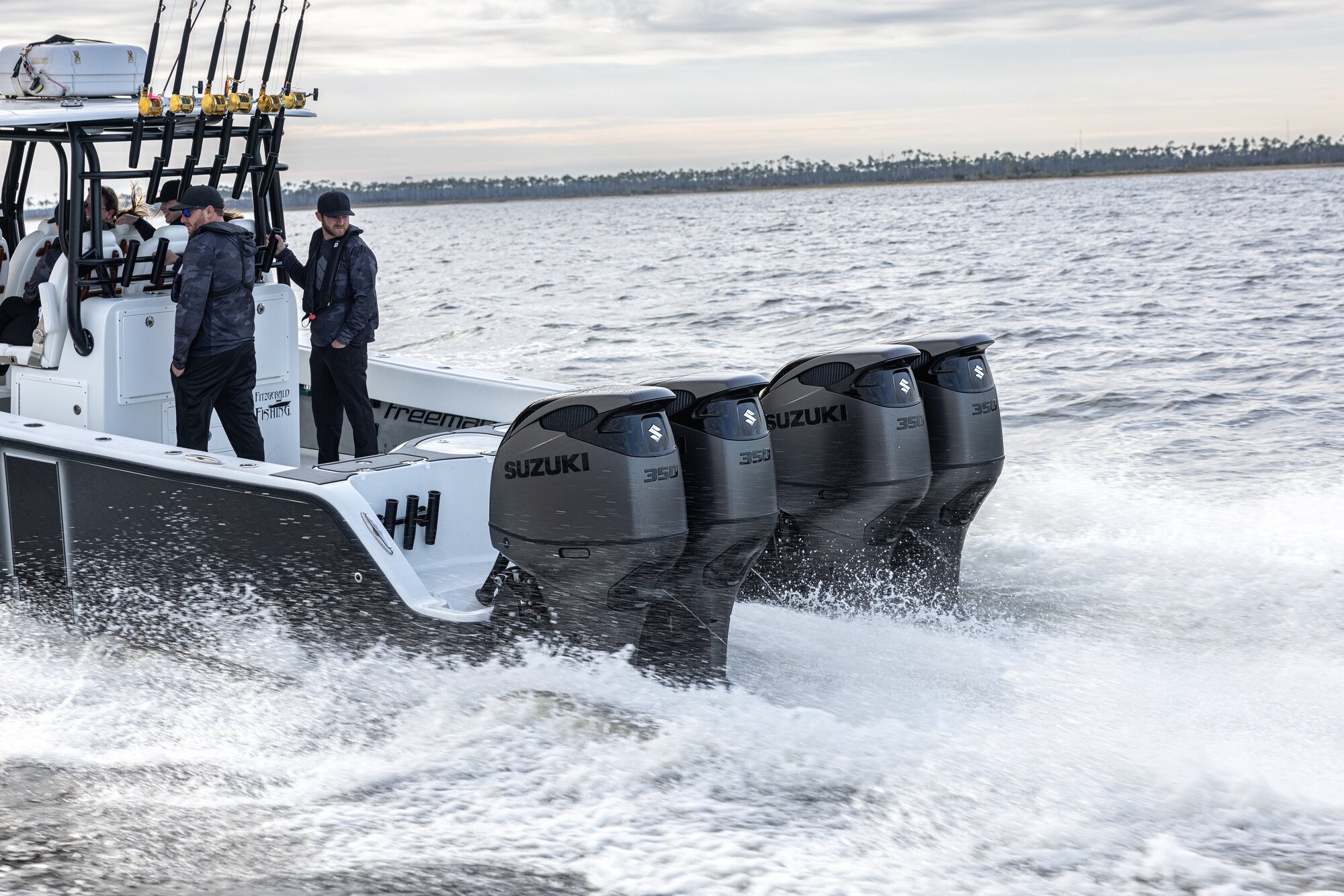 Zwei Männer auf einem Angelboot