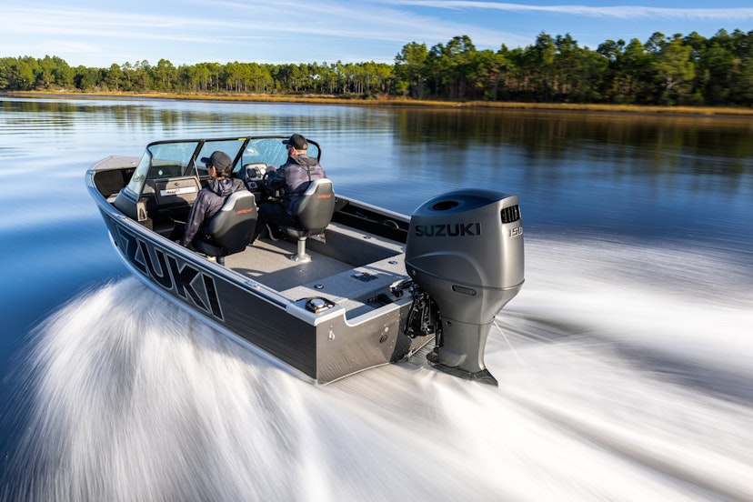 Zwei Männer auf einem kleinen Boot