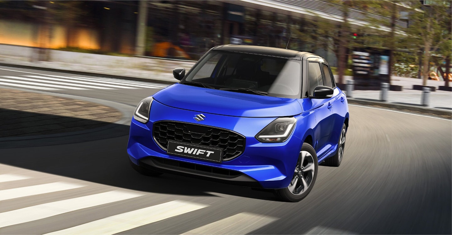 Suzuki SWIFT bleue dans un virage