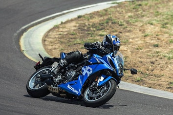 Suzuki GSX-8R mit Fahrer in der Kurve