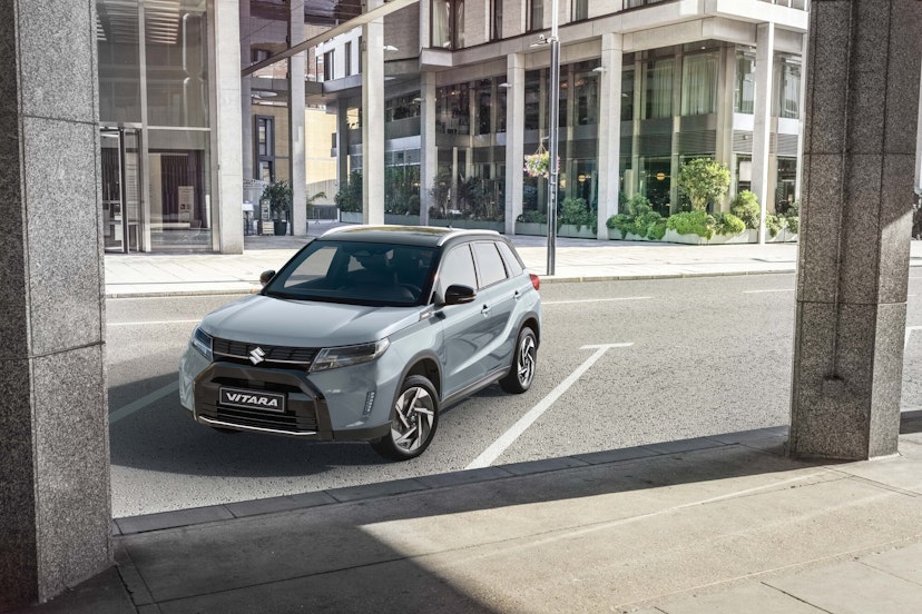 Suzuki Vitara vor einem Haus