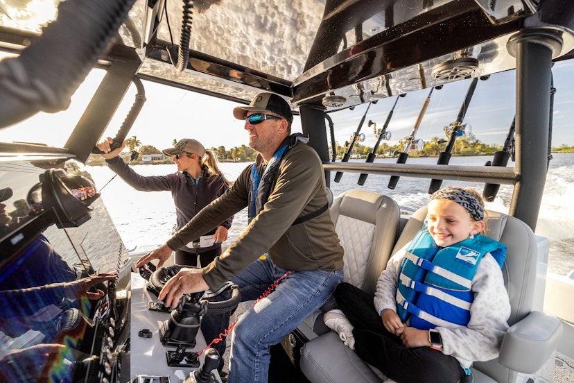 drei Personen auf einem Angelboot