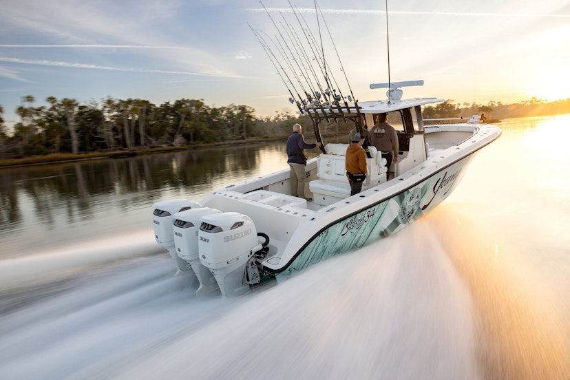 Drei Personen auf einem Angelboot