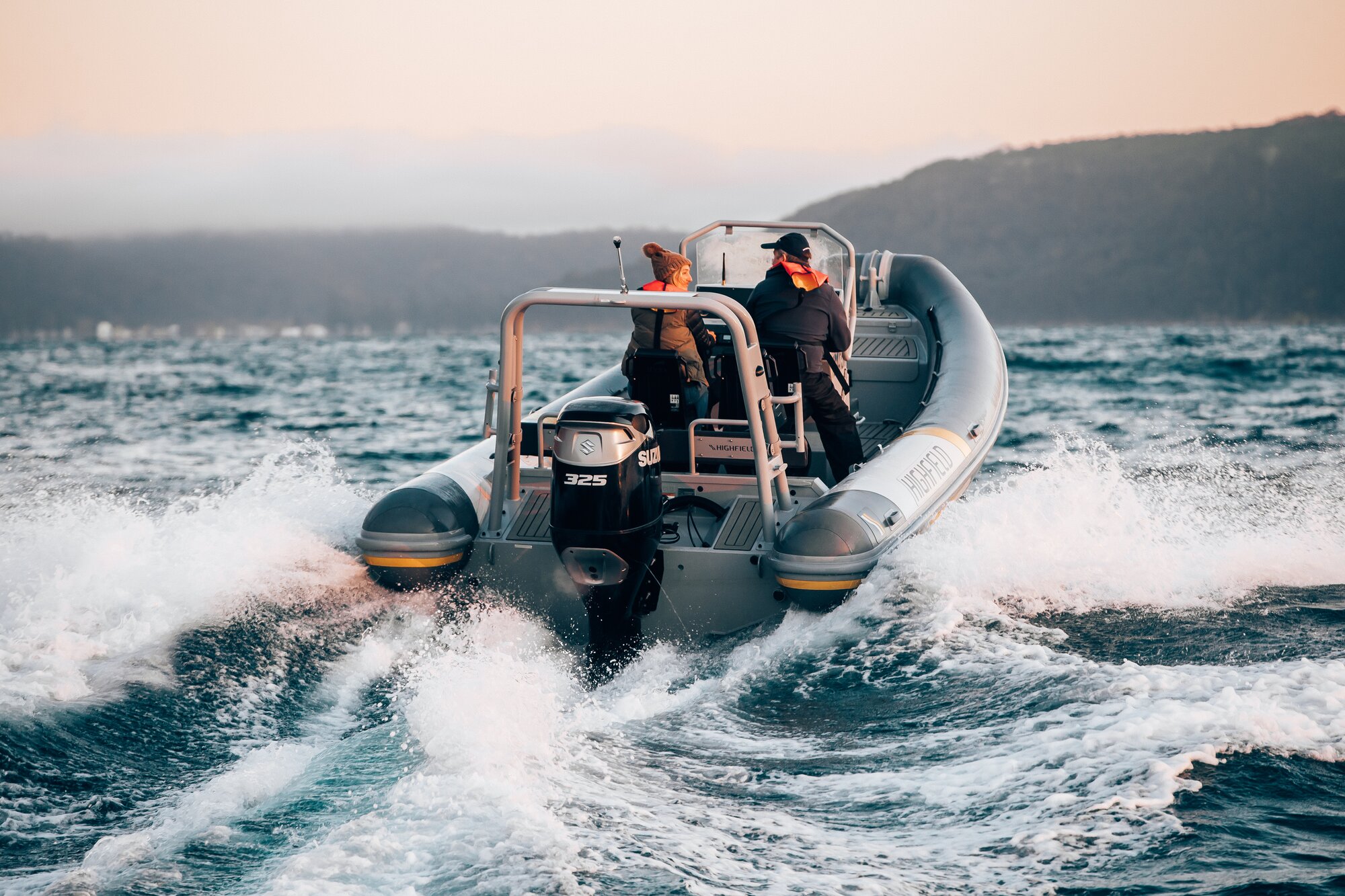 Frau und Mann auf einem Schlauchboot