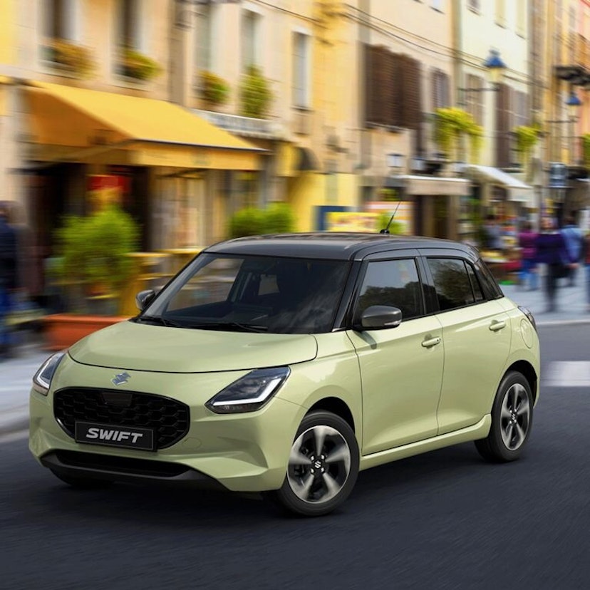 Ein grüner Suzuki Swift beim fahren