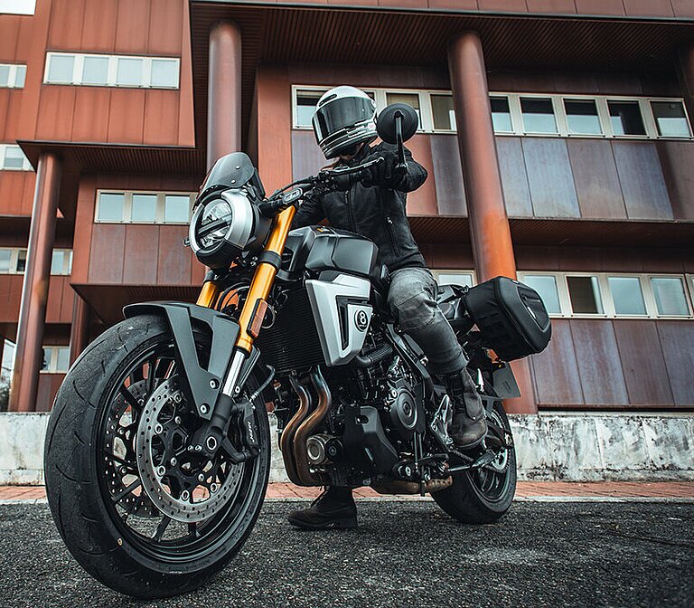 Suzuki GSX-8T vor einem Haus