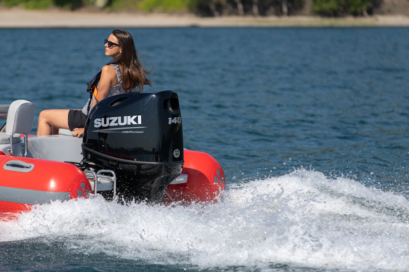 Frau auf einem Schlauchboot