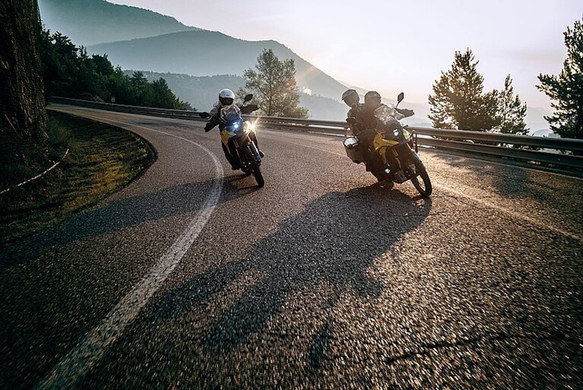 Suzuki V Storm 800DE in Fahrt auf einer Bergstrecke