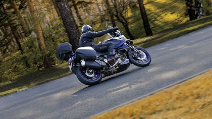 Suzuki V-Storm 1050 in Fahrt auf der Strasse