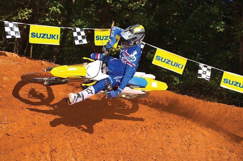 Gelbe Suzuki RM-Z450 in Kurve