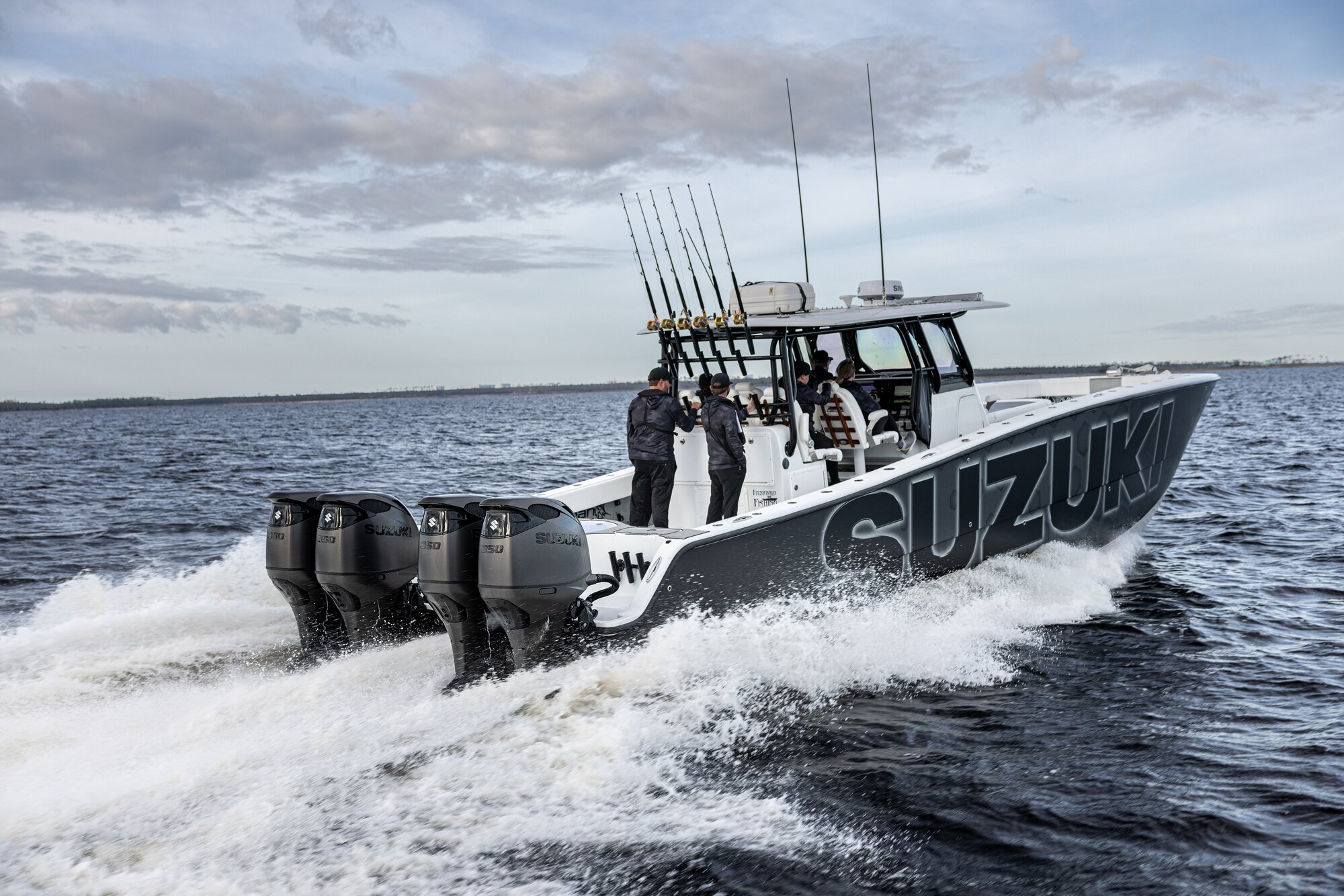 Zwei Männer auf einem Angelboot