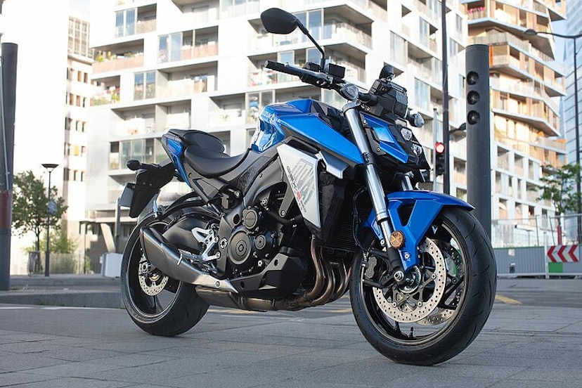 Blaue Suzuki GSX-S950
