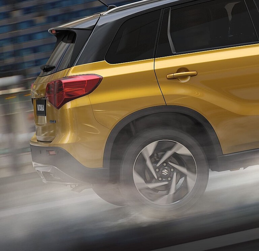 Gelber Suzuki, Vitara mit Fokus auf Hinterrad