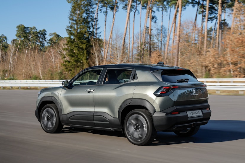 New e Vitara von der Seite