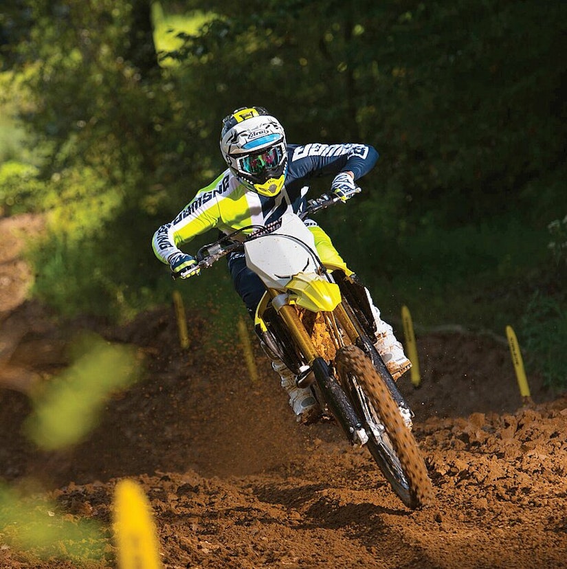 Suzuki RM-Z450 mit Fahrer