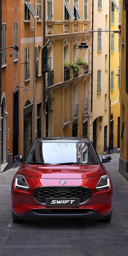 Roter Suzuki Swift in einer Gasse