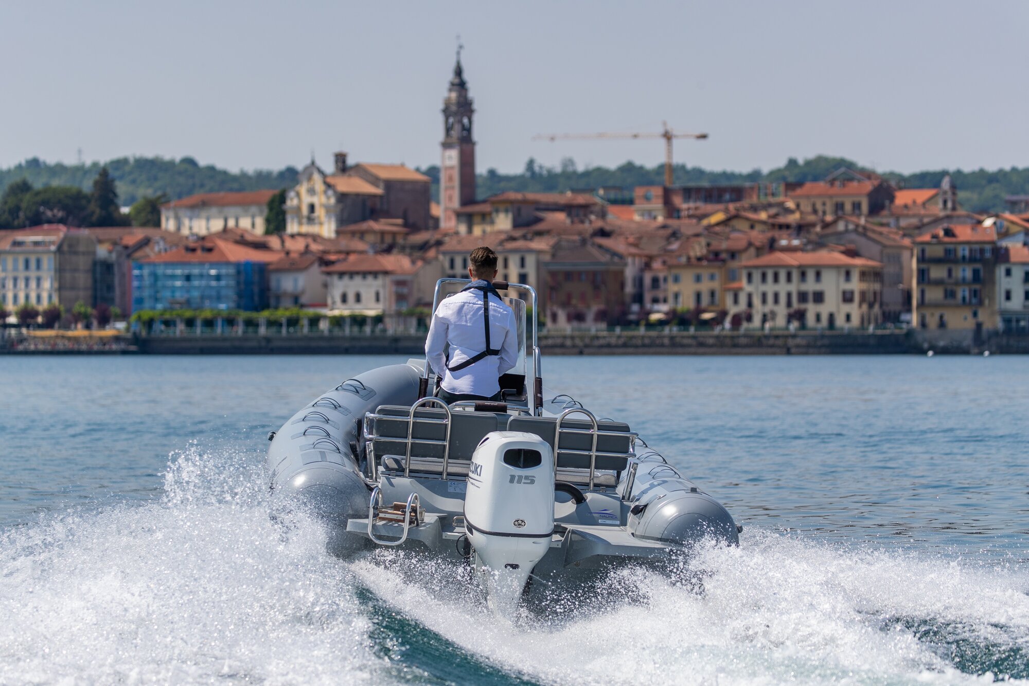 Mann auf einem Schlauchboot