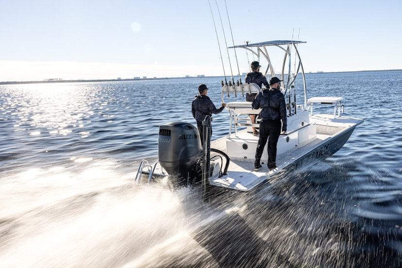 Zwei Männer auf einem Angelboot