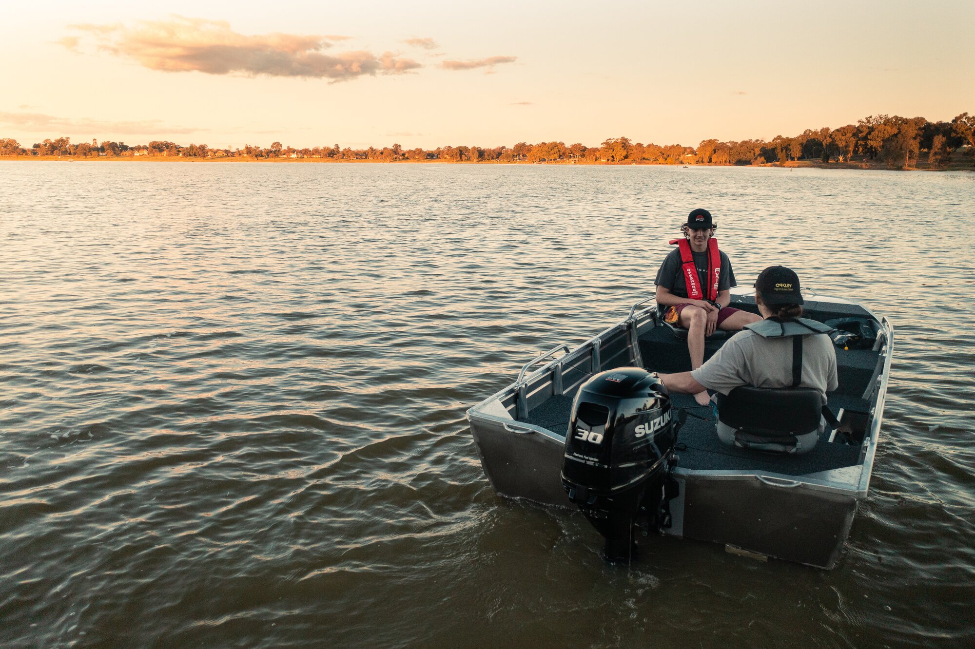 Mann und Kind auf einem Schlauchboot am reden