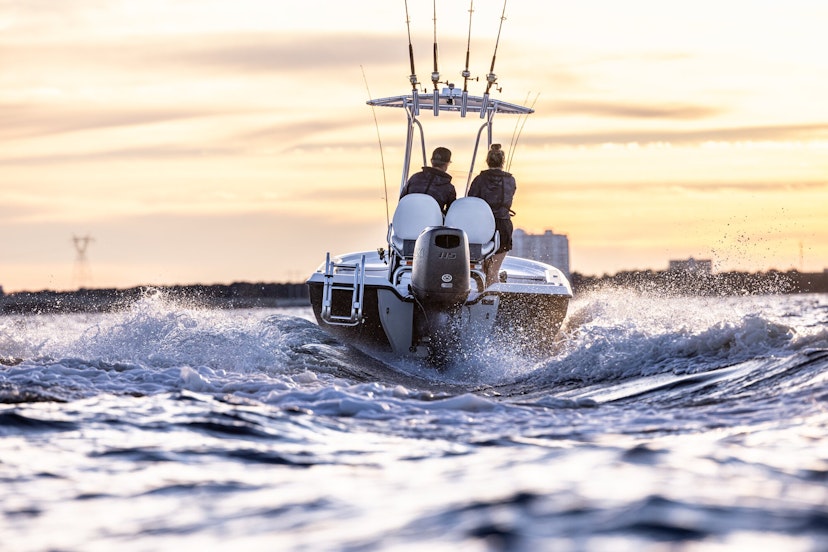 Zwei Männer auf einem Angelboot