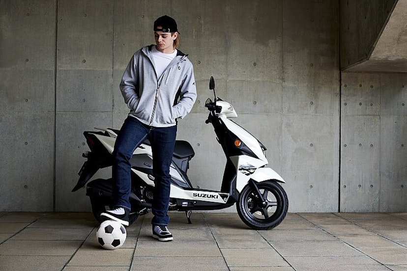 Avenis 125 mit Fahrer und Fussball