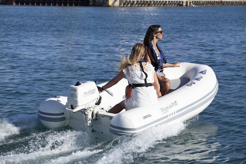 Frau und Sohn auf Schlauchboot