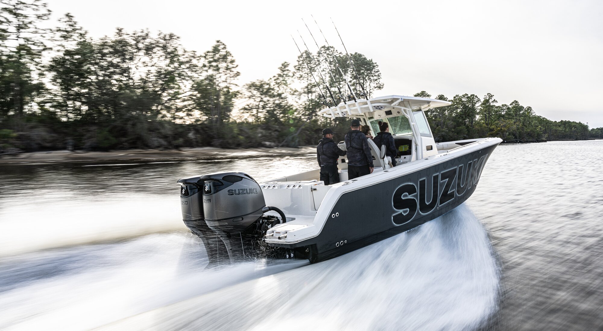 Zwei Männer auf einem Angelboot