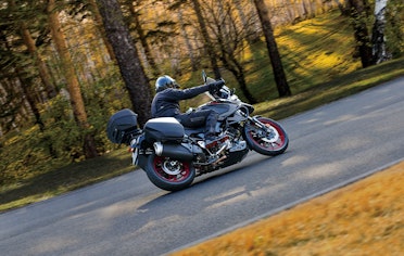 Suzuki V-Storm 1050 in Fahrt auf der Strasse