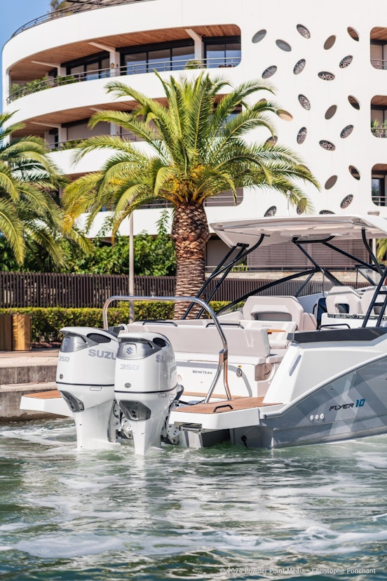 Boot neben einem Gebäude