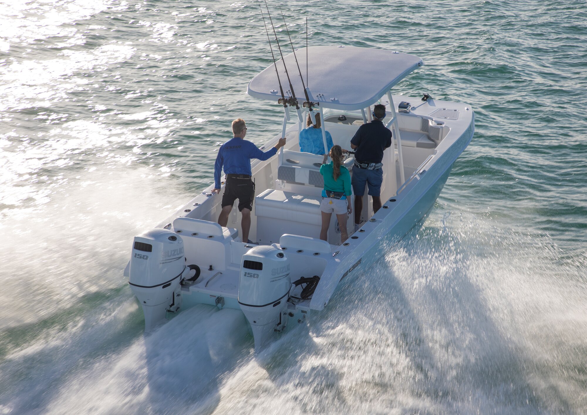 zwei Personen auf einem Angelboot