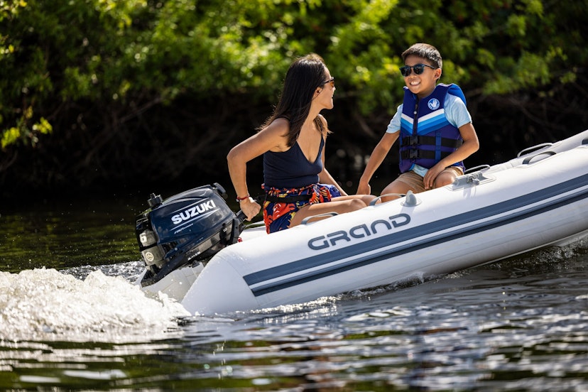 Frau und Sohn auf Schlauchboot