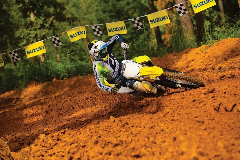 Suzuki RM-Z450 in Kurve