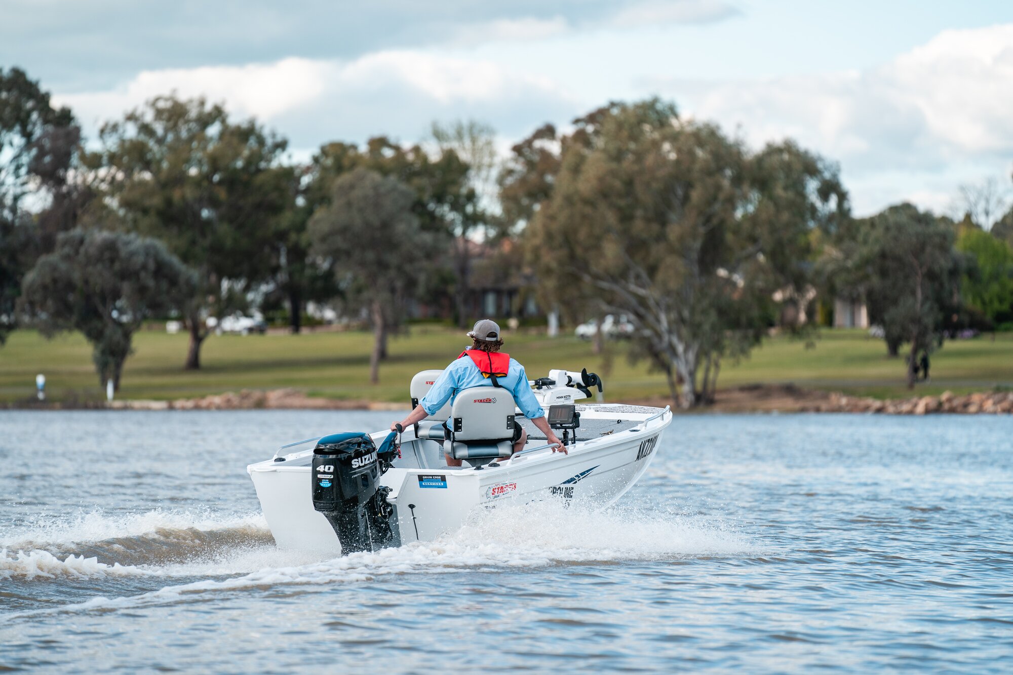 Mann auf Boot mit Suzuki Motor 