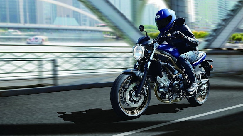 Suzuki SV650 auf der Strasse