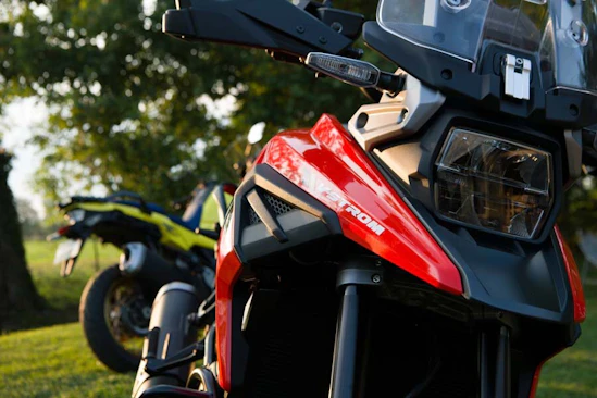 Una moto rossa e una gialla