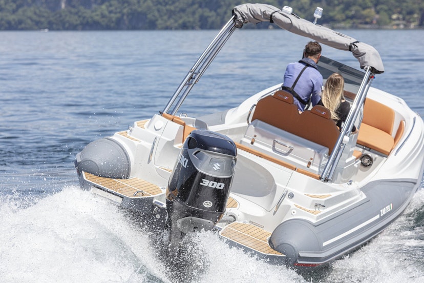 Mann und Frau auf einem Boot