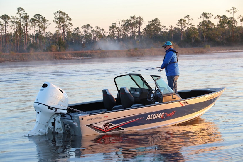Mann am Angeln auf einem Boot 