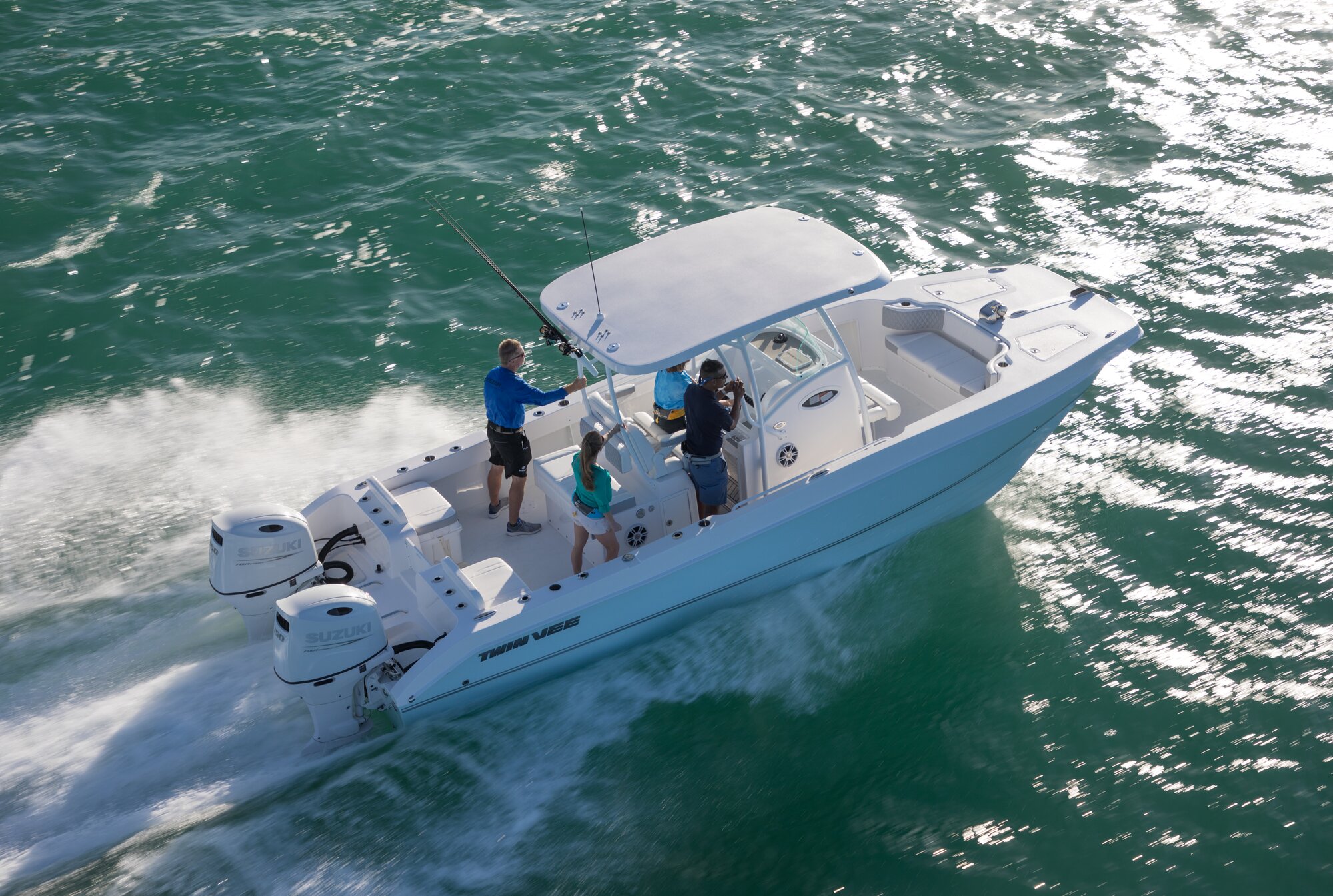 zwei Personen auf einem Angelboot