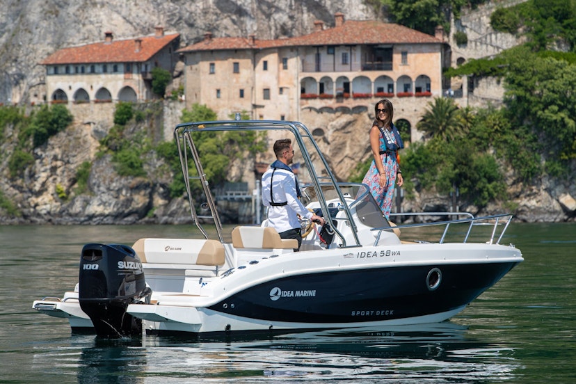 Mann und Frau auf einem Boot 