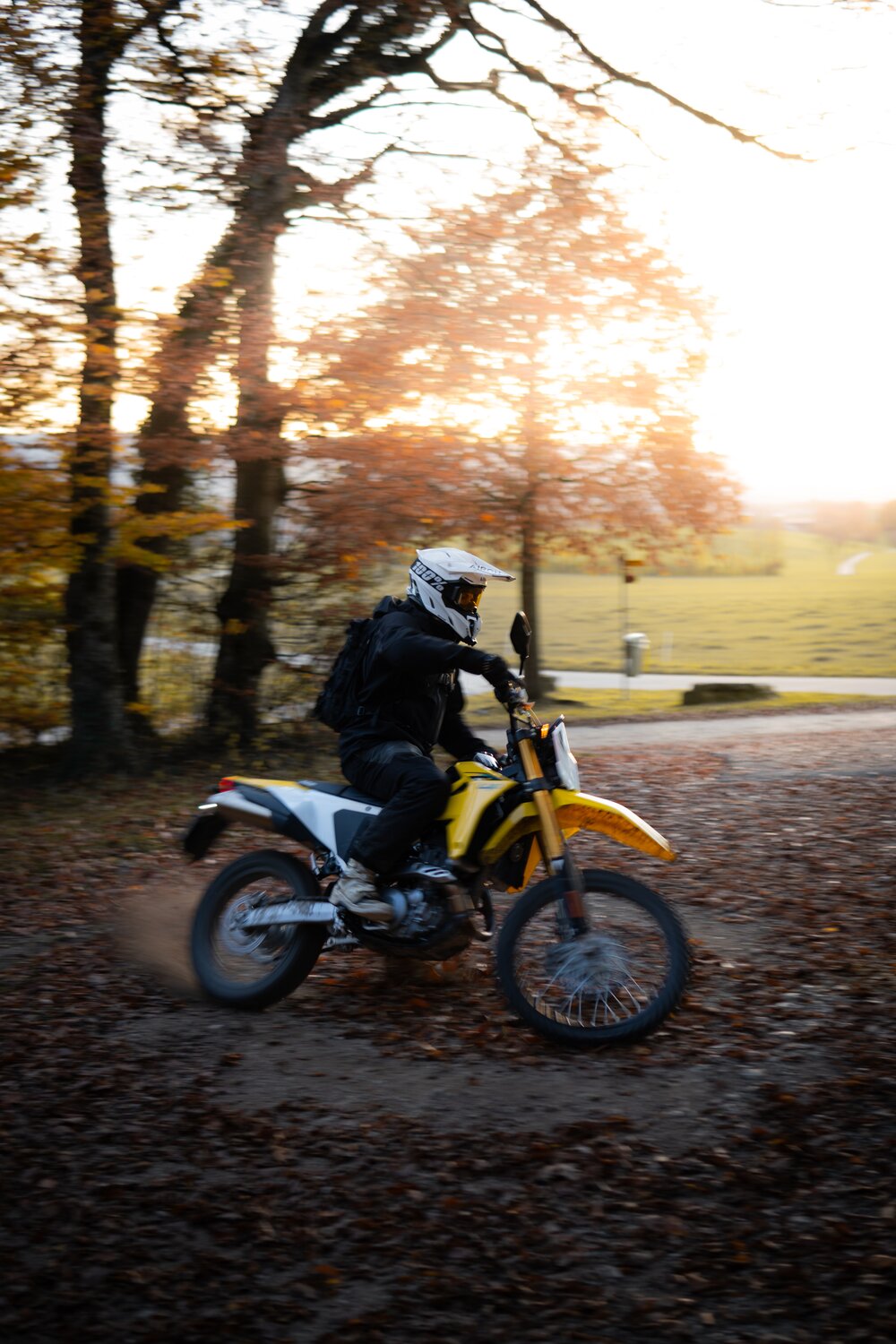 Suzuki DR-Z4S mit Fahrer