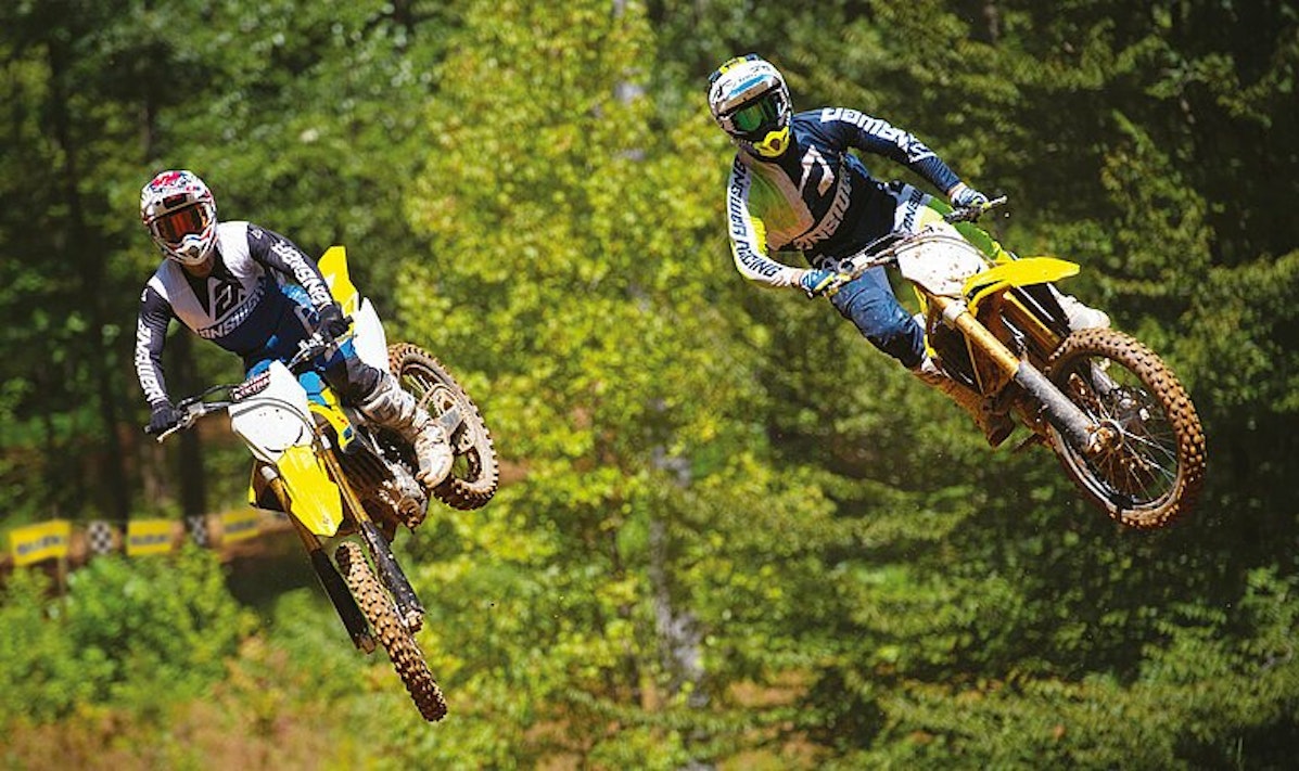 Zwei Suzuki RM-Z450 in der Luft