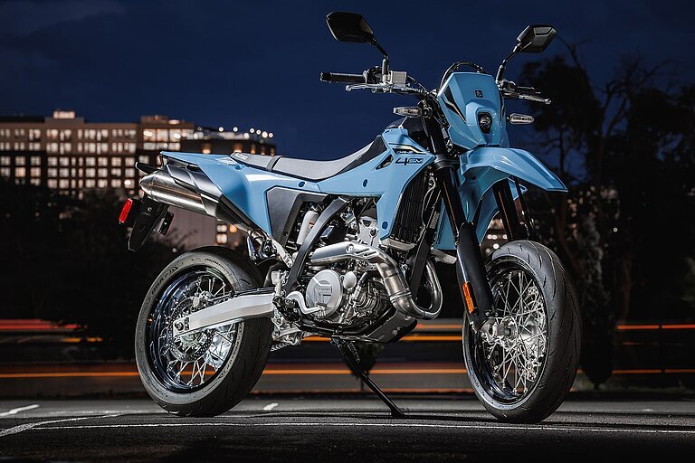 Blaue Suzuki DR-Z4SM