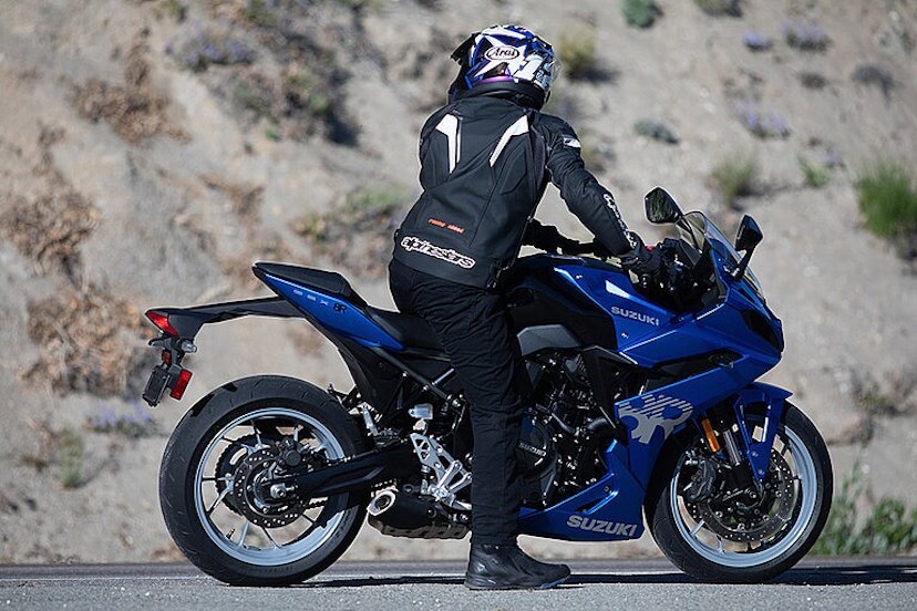 Suzuki GSX-8R mit Fahrer auf dem Töff