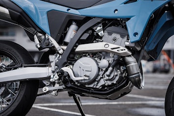 DR-Z4SM mit Fokus auf Motor