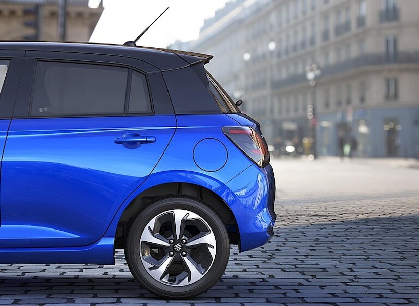 Blauer Suzuki SWIFT von der Seite hinten.