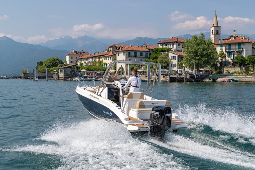 Mann und Frau auf einem Boot 