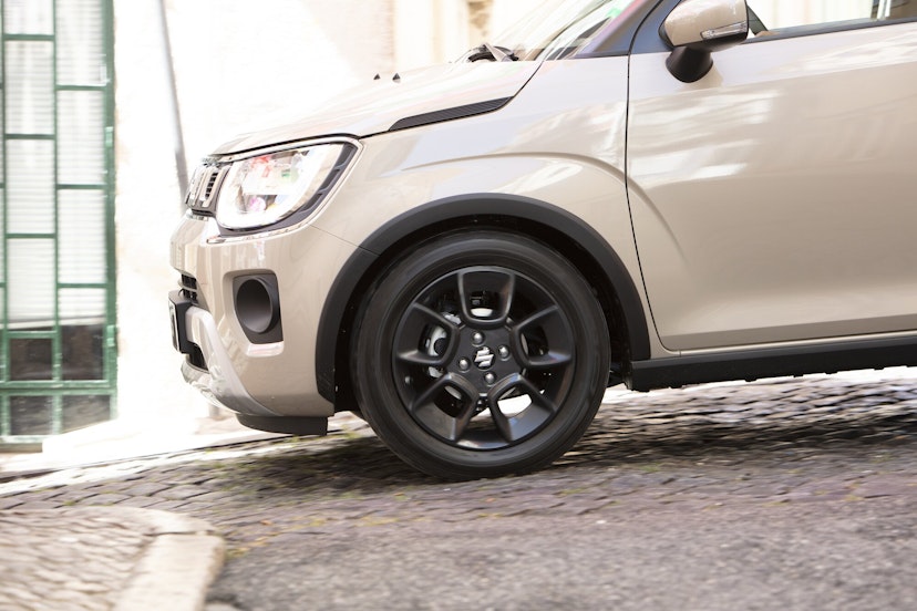 Suzuki Ignis mit Fokus auf Vorderreifen