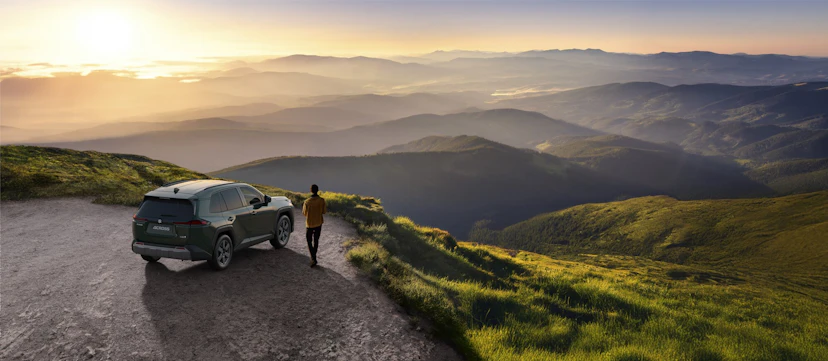 Suzuki Across auf Strasse in Grossstadt