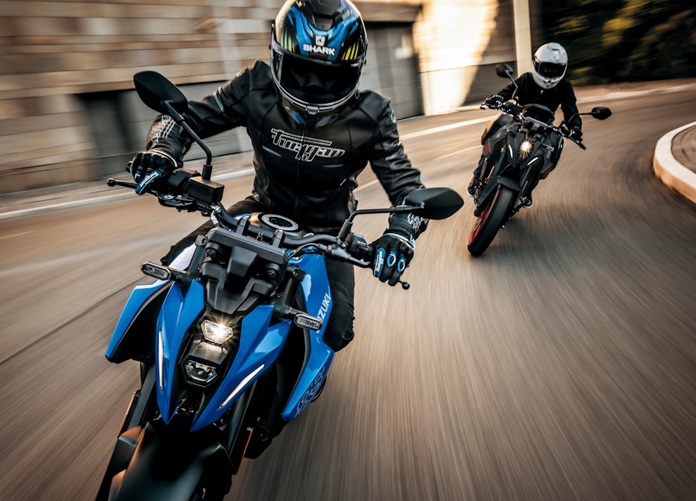 Blaue Suzuki GSX-8S mit Fahrer