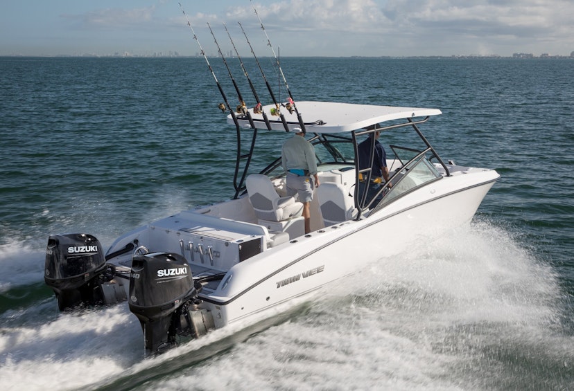 Mann und Frau auf einem Boot